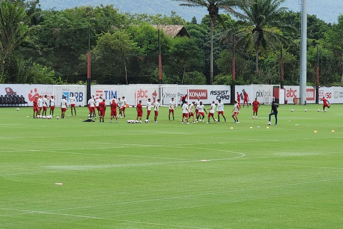 FLAMENGO ESTUDA ENVOLVER JOVEM JOGADOR NA NEGOCIAÇÃO POR LÉO ORTIZ